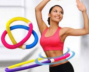At the first stage, the main task is to learn how to twist the hoop without dropping it and prepare the body for serious loads.