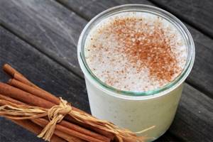 Drink made from kefir, red pepper and cinnamon