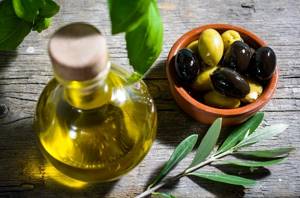оливковое масло в графине, маслины и оливки в пиале