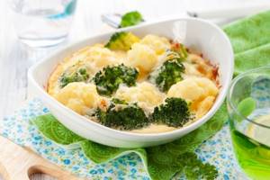 Omelet with broccoli in a frying pan. Recipes for making lush cabbage with frozen cabbage 