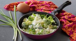 Omelet with broccoli in a frying pan. Recipes for making lush cabbage with frozen cabbage 