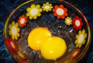 Separate the yolks from the white mass