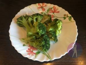 boiled broccoli on a plate