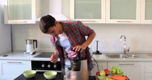 Extracting juices in a juicer