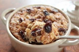 oatmeal with milk and raisins