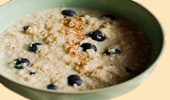 Oatmeal with blueberries and nuts