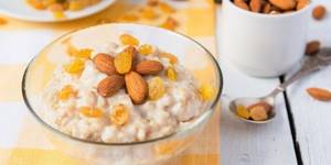 Oatmeal with almonds