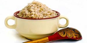 Oatmeal with a plate and a wooden spoon
