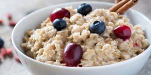 Oatmeal with berries and cinnamon
