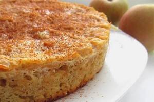 Oatmeal casserole with cottage cheese, apples and raisins