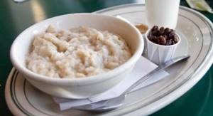 Oatmeal with milk. Calories per 100 g, servings, plates. With and without sugar, honey, butter, water, additives 