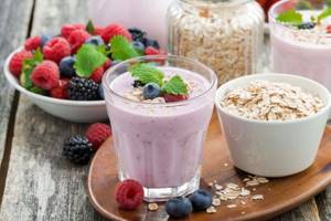 oatmeal with yogurt and berries