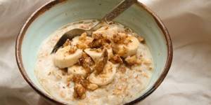 Oatmeal with nuts and bananas