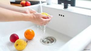 Перед тем, как приступить к трапезе, фрукты обязательно нужно тщательно вымыть.