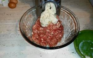 twist the meat into minced meat