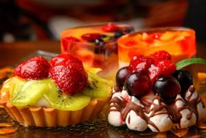 пирожные с фруктами и ягодами