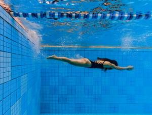 Плавание под водой в бассейне