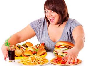 полная женщина радуется вредной еде не поможет избавиться от жира