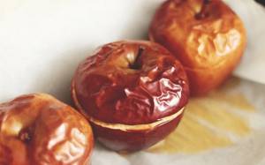 The benefits and harms of baked apples, recipe in the oven