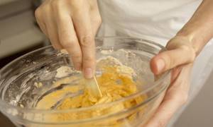 Preparing the sugar-mustard mixture