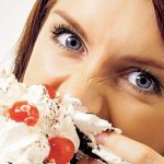 Признаки пищевой зависимости Девушка с тортом