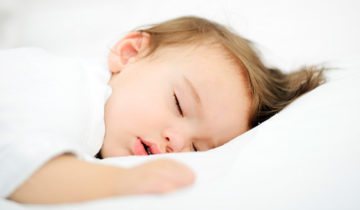 Ребенок скрипит зубами во сне: глисты ли это? И какие есть еще причины