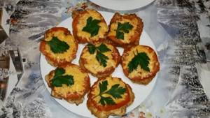 Chopped pork cutlets in the oven with cheese and tomatoes