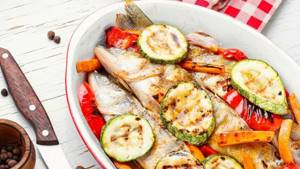 Fish with vegetables is considered a popular recipe used to make a delicious lunch.