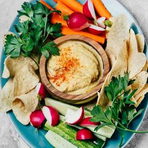 What do you eat hummus with?
