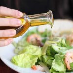 салат с креветками и зеленью заправляется оливковым маслом