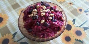 Salad with beets and prunes