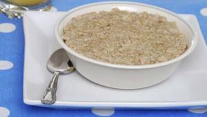 How many calories are in 100 grams of oatmeal porridge with water?