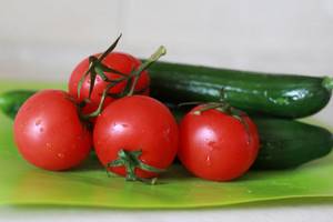 how many calories are in cucumbers and tomatoes