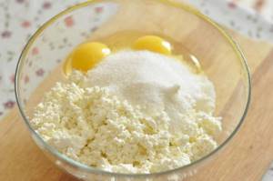 mix cottage cheese with sugar and eggs