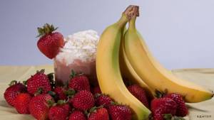 A smoothie can be made from banana and strawberries.