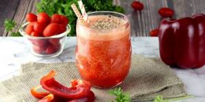 Smoothie with tomato, pepper and parsley