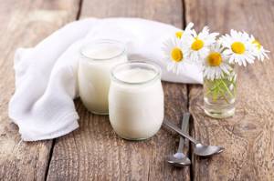 The live bacteria contained in yogurt strengthen the body’s immune defense and form favorable microflora