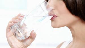 Мод на пить воду. Питье воды. Девушка со стаканом воды. Выпить воды. Обильный питьевой режим.
