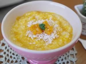 Creamy soup with pumpkin and chicken