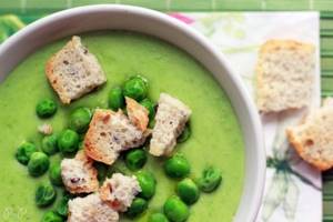 Puree soup with green peas