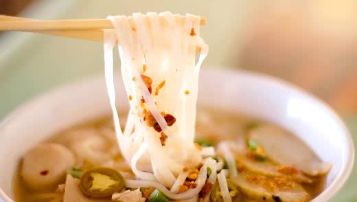 Rice noodle soup with squid