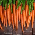 свежая помытая морковь с ботвой