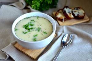Cheese soup with potatoes and cauliflower