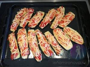 raw eggplants with tomatoes and cheese