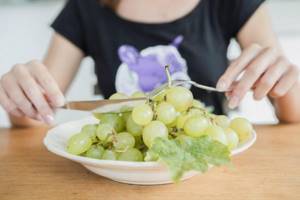 Plate with grapes