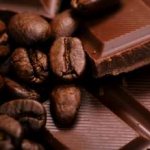 Темный шоколад и зерна кофе