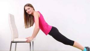 ﻿Тренировка на каждый день: 5 крутых упражнений с простым стулом для стройности
