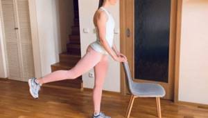 ﻿Тренировка на каждый день: 5 крутых упражнений с простым стулом для стройности