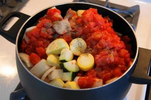 Vegetable stew. Calorie content per 100 grams in water, with oil, in its own juice. Table 