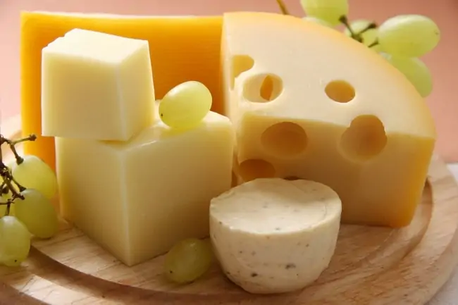 Твердый сыр отличается высокой калорийностью